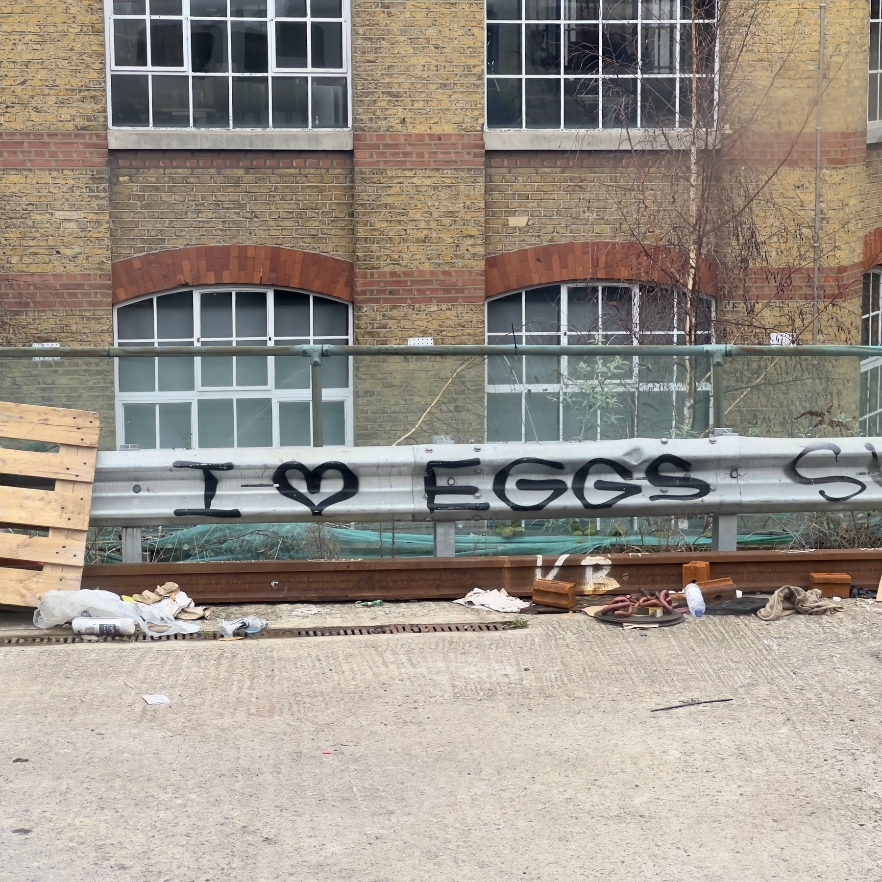 Graffiti in a railway siding reading “I ❤️ eggs”.